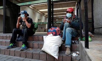 Personas sin techo usan mascarillas afuera del metro en Ciudad de México. 