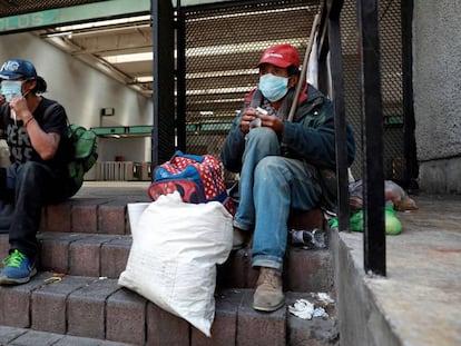 Personas sin techo usan mascarillas afuera del metro en Ciudad de México. 