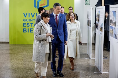 El presidente del Gobierno, Pedro Sánchez, en el foro 'Vivienda, quinto pilar del Estado del Bienestar', junto a las ministras Isabel Rodríguez y María Jesús Montero.