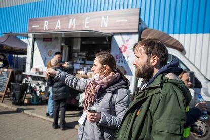 Elzbieta e Ignacy hablan de trabajo delante del Kyiv Hall. “Nuestra tarea es documentar las experiencias de los refugiados romanís que huyen de Ucrania, así como las acciones lideradas por gitanos para ayudar a refugiados de su misma etnia en las fronteras del país”, explica Mirga-Wójtowicz, una de las investigadoras.