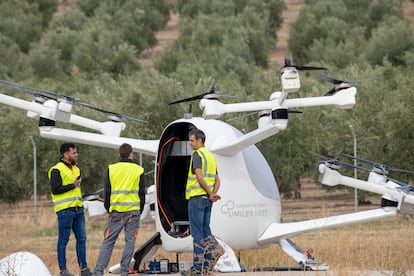 Preparativos previos al vuelo experimental de un aerotaxi en Jaén.