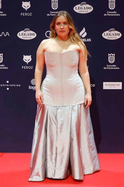 Clara Sans, nominada a mejor actriz de reparto por la serie 'Celeste', con un vestido con corsé hecho a medida por Aurembiaix y con joyas de Suot Studio.