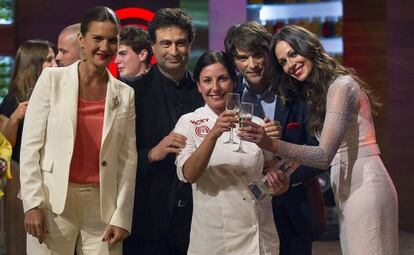 Fotograf&iacute;a facilitada por RTVE de la ganadora de Masterchef, Vicky Pulgar&iacute;n posando con los miembros del jurado.