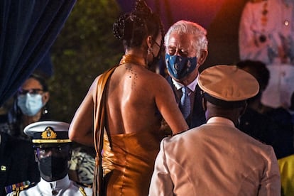 La cantante Rihanna y el príncipe Carlos, en Barbados, el 30 de noviembre de 2021.