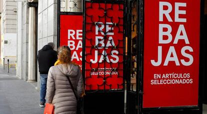 Vista de los carteles con las rebajas de enero que algunas cadenas y establecimientos ya han comenzado en la calle Preciados de Madrid.