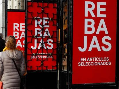 Vista de los carteles con las rebajas de enero que algunas cadenas y establecimientos ya han comenzado en la calle Preciados de Madrid.