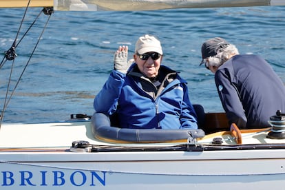 El rey emérito Juan Carlos I, a bordo del Bribón en Sanxenxo (Pontevedra), en abril.

