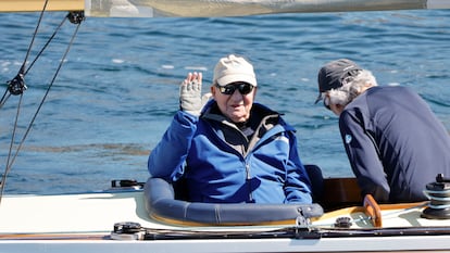 El rey emérito Juan Carlos I, a bordo del Bribón en Sanxenxo (Pontevedra), en abril.