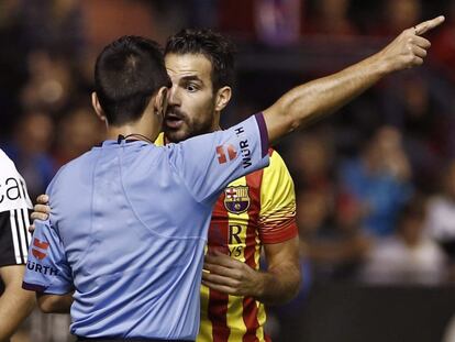 Cesc Fàbregas tras recibir una tarjeta amarilla.