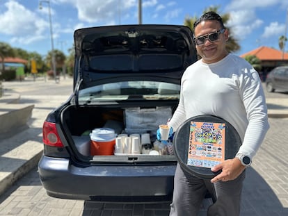 César Pernalete ofrece chicha recién preparada desde la cajuela de su auto en Oranjestad, Aruba en enero de 2025.