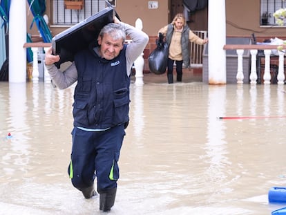 Vecinos del asentamiento Molino del Ciego (Córdoba) desalojan sus viviendas ante el peligro de sufrir inundaciones.