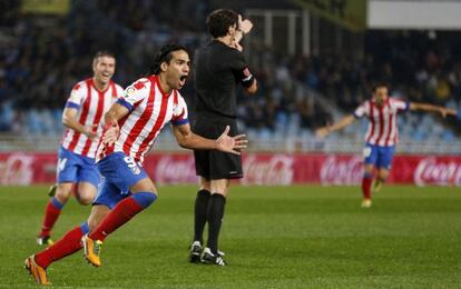 Falcao celebra el gol de la victoria en Anoeta.