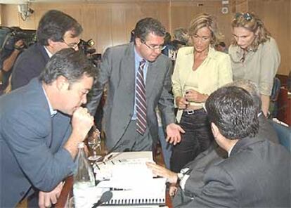 El presidente de la comisión de investigación, Francisco Granados (centro), con otros diputados del PP.
