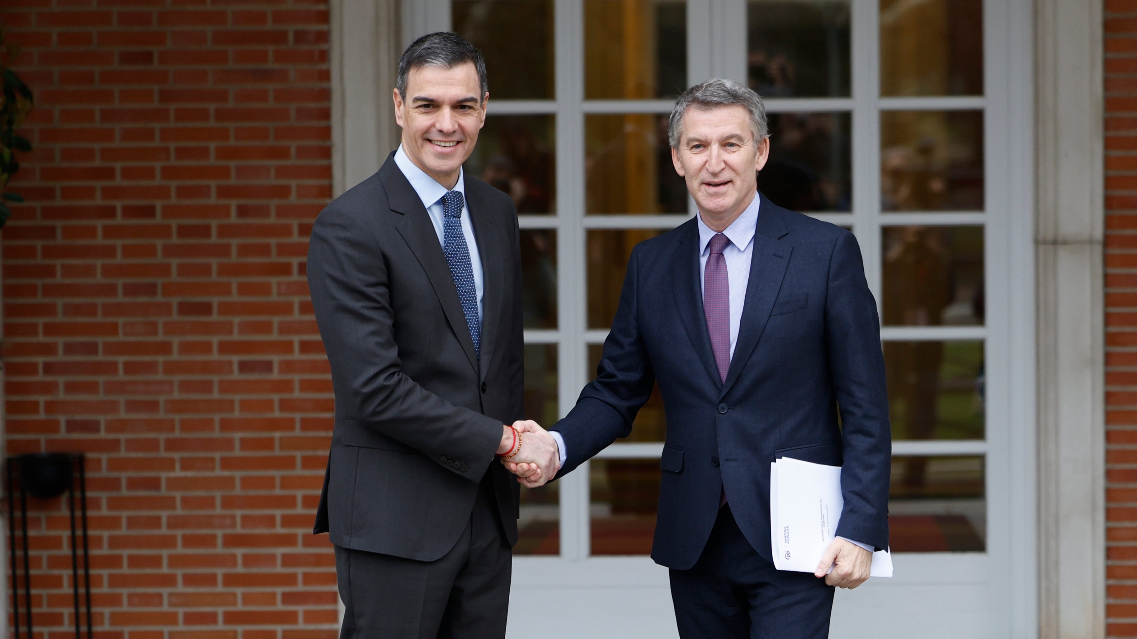 El presidente del Gobierno, Pedro Sánchez, recibe este jueves al líder del PP, Alberto Núñez Feijóo, en La Moncloa.