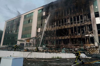 Los equipos de rescate trabajan para extinguir el incendio en un edificio dañado por un ataque con drones rusos en Kiev.