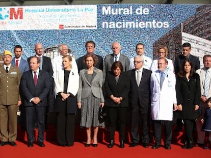 La reina Sofía, acompañada de Cristina Cifuentes y otras autoridades, durante el minuto de silencio en recuerdo de las víctimas de París.