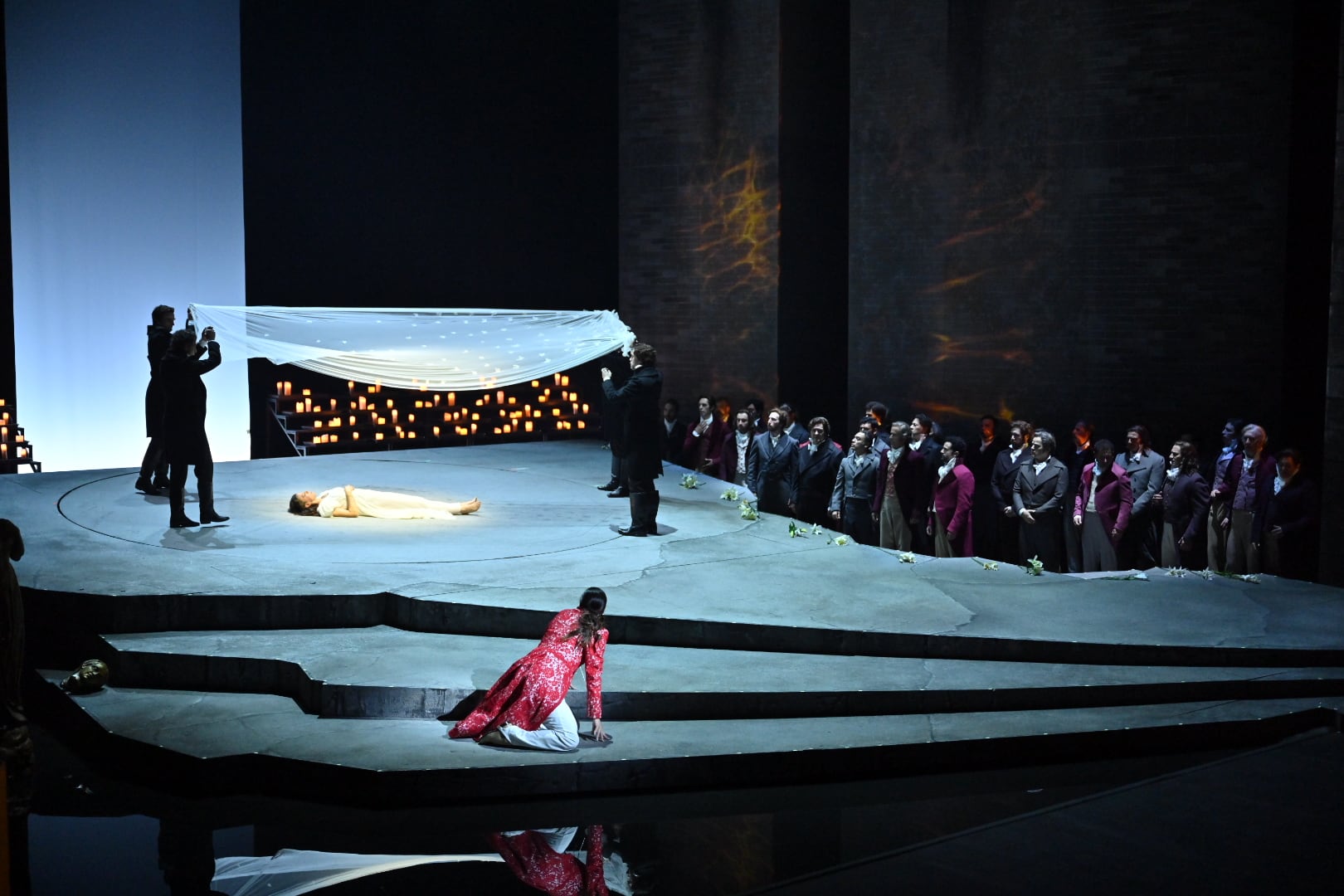 La ‘mezzo’ Raffaella Lupinacci (Romeo) ante el cuerpo de Giulietta (Lisette Oropesa) en la escena final de ‘I Capuleti e i Montecchi’, con el espejo de agua del proscenio reflejando la capilla ardiente, el 30 de octubre en el Liceu.