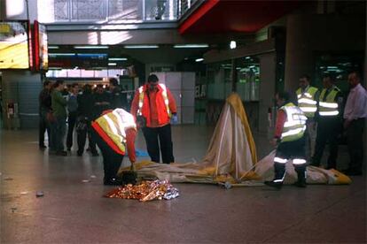 Sanitarios del Samur y vigilantes de VINSA, en el vestíbulo de la estación de Atocha el pasado mayo.