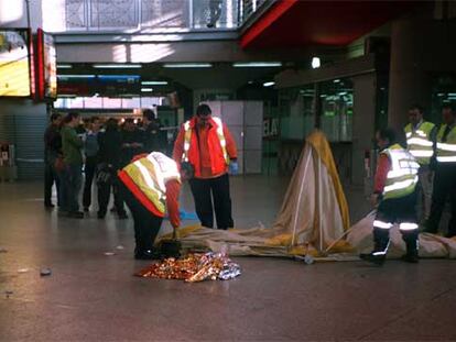 Sanitarios del Samur y vigilantes de VINSA, en el vestíbulo de la estación de Atocha el pasado mayo.