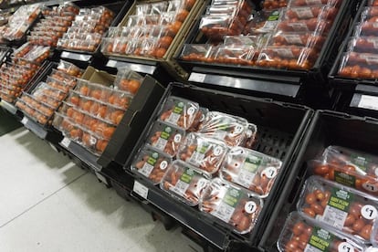 Tomates envasados en un mercado de Londres. 