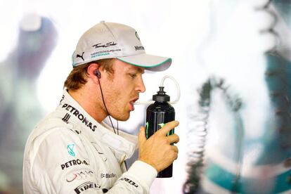 El piloto de mercedes, Nico Rosberg, bebe antes de salir.