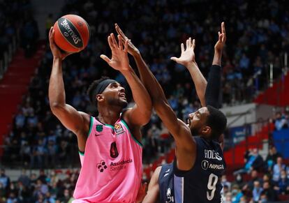 Davies lanza por encima de Hollins.