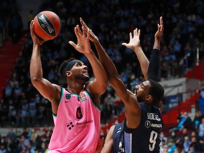 Davies lanza por encima de Hollins.