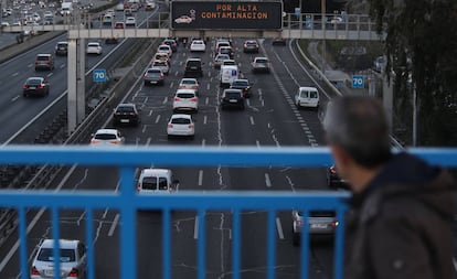 Paneles luminosos en la M30 indican la activación del protocolo anticontaminación en la fase 1.