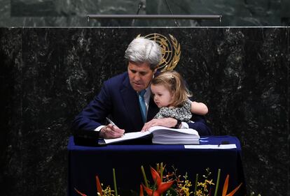 John Kerry, entonces secretario de Estado de EE UU, firma el Acuerdo de París junto a su nieta en la sede de la Naciones Unidas de Nueva York, en abril de 2016.