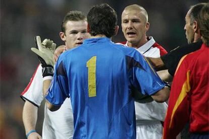 Casillas, de espaldas, pide explicaciones a Rooney por el empujón que le dio, en presencia de Beckham.