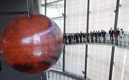 El rey Felipe VI y la reina Letizia durante la visita realizada al Museo de Ciencia Emergente y la Innovación (Miraikan) de Tokio (Japón).