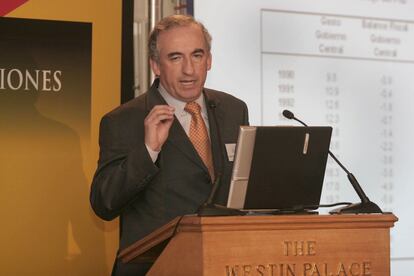 Leonardo Villar, elegido gerente del Banco de la República de Colombia, en una imagen de archivo durante una conferencia en Madrid, en 2004.