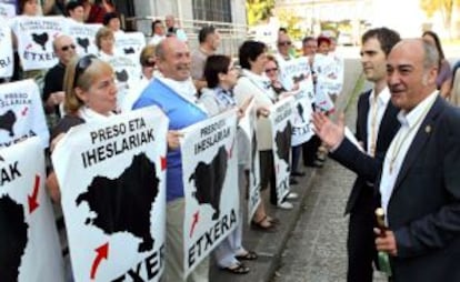 Martín Garitano saluda a los participantes en una concentración de apoyo a los presos de ETA en las fiestas de Loyola.