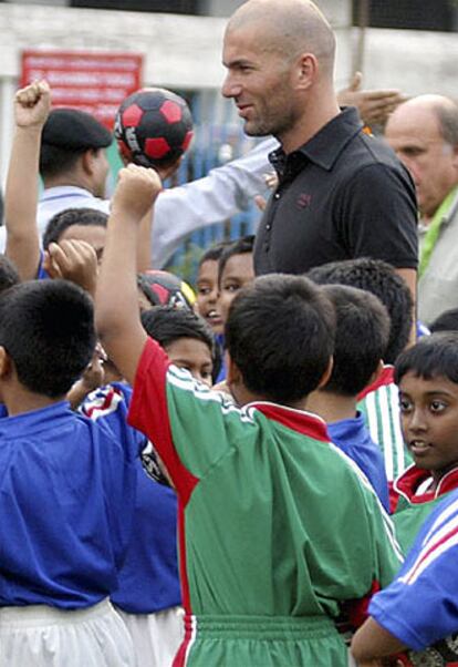 El secretario general de la Federación Bengalí de Fútbol, Anwarul Haque Helal, reconoció que en el país asiático se ve al francés como "un mesías del fútbol".