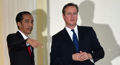 Cameron (derecha) con el presidente indonesio Joko Widodo.