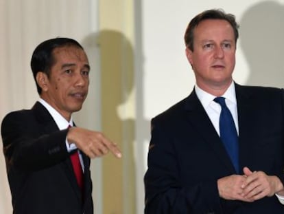 Cameron (derecha) con el presidente indonesio Joko Widodo.