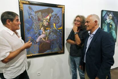 Los pintores Miquel Mas (izq.) y Octavi Intente (centro) junto al impulsor de la exposici&oacute;n, el psiquiatra Miquel Gasol (dcha.)