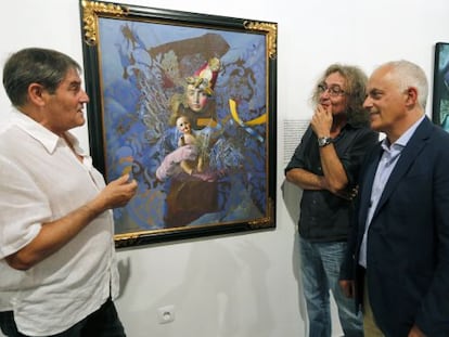 Los pintores Miquel Mas (izq.) y Octavi Intente (centro) junto al impulsor de la exposici&oacute;n, el psiquiatra Miquel Gasol (dcha.)