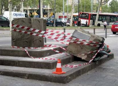 La escultura yace rota tras el accidente.