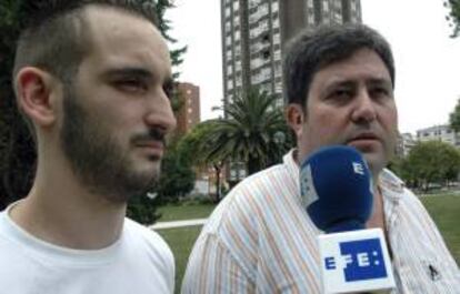 Los mineros Héctor Berrouet (i) y Cecilio Antuña (d), durante la entrevista que han mantenido con Efe en la que han narrado su experiencia tras cincuenta días encerrados en el pozo Santiago de Aller (Asturias), del que salieron el lunes pasado, en el marco de la huelga que mantiene el sector del carbón en protesta por los recortes.