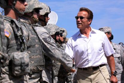 Schwarzenegger saluda a miembros de la Guardia Nacional en la frontera con México, el miércoles.