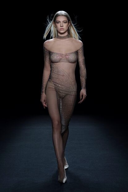 Hunter Schafer en el desfile de Mugler.