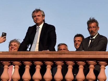 El presidente de Argentina, Alberto Fernández, rodeado de parte de su equipo.