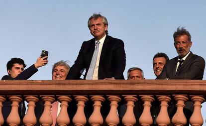 El presidente de Argentina, Alberto Fernández, rodeado de parte de su equipo.