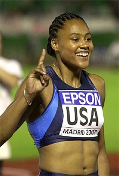 Marion Jones cruza la meta tras ganar la prueba.