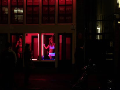 Dos prostitutas en el Distrito Rojo de Ámsterdam en octubre de 2015.