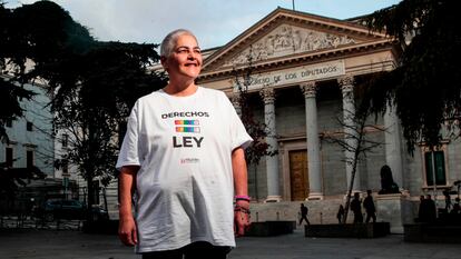 Uge Sangil, presidenta de la FELGTBI+ frente al Congreso de los Diputados en diciembre de 2022.