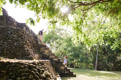 Dos visitantes en el yacimiento maya de Yaxhá (Guatemala).