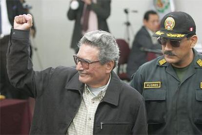 Abimael Guzmán alza el puño a su llegada al tribunal el primer día del juicio, que empezó el 5 de noviembre.