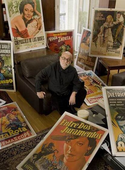 El director de cine y teatro Gerardo Vera posa con algunos de sus carteles favoritos en su casa de Madrid.